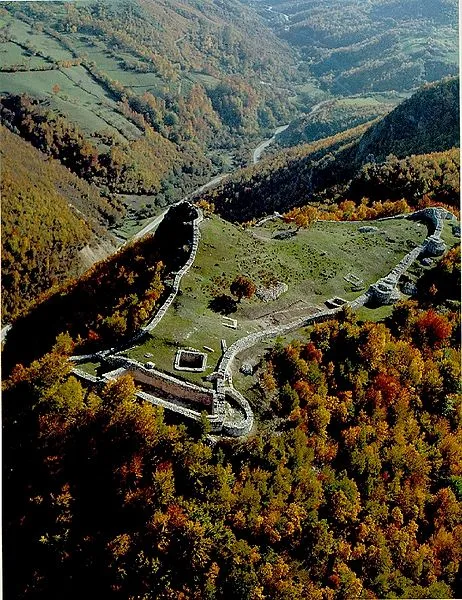 Ruševine grada Rasa, prve prestonice Raške