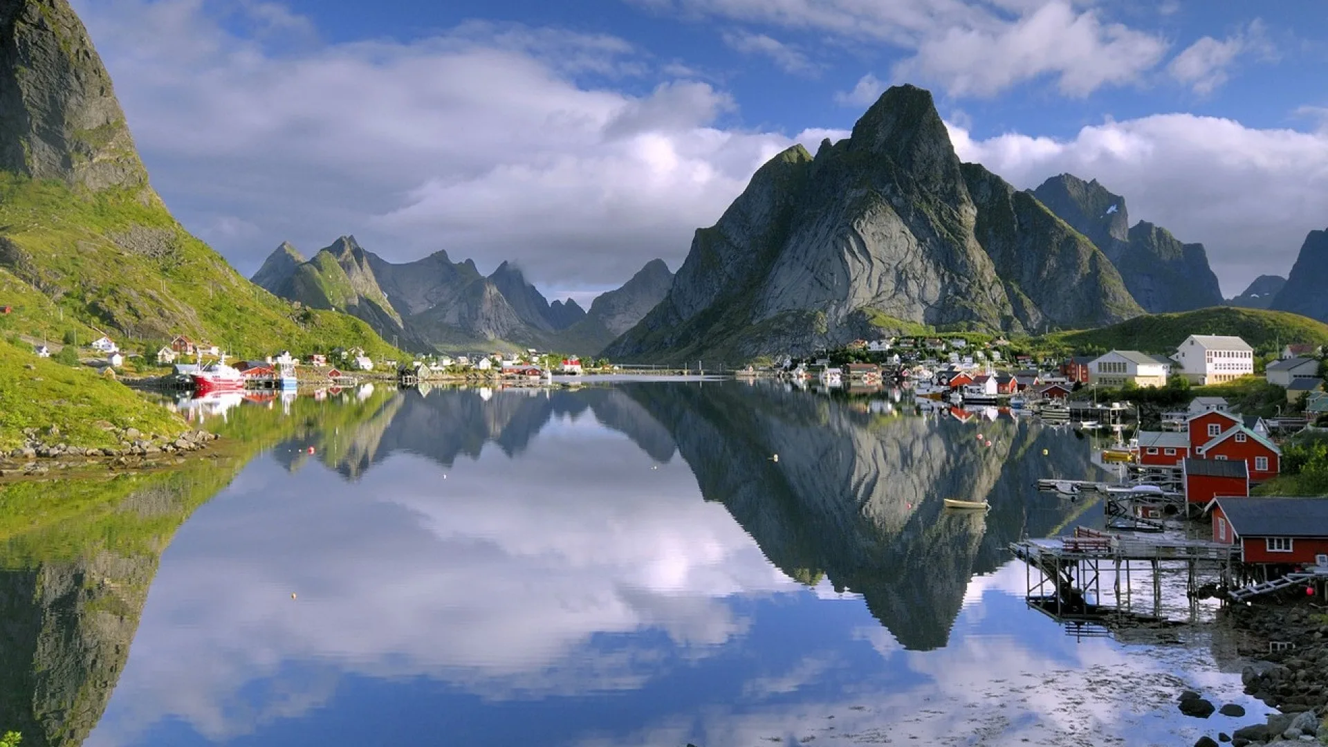 Norveški fjord sa strmim planinskim stranama