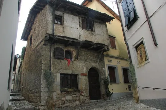 Srednjovekovni grad sa bedemima